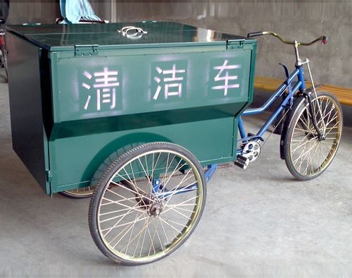 環衛“臨時工（gōng）”上街掄（lún）掃帚
