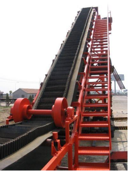 大（dà）傾（qīng）角皮帶輸送（sòng）機結構特點